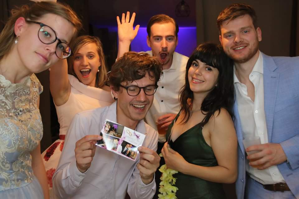 Invités avec leur tirage photo lors d'un mariage